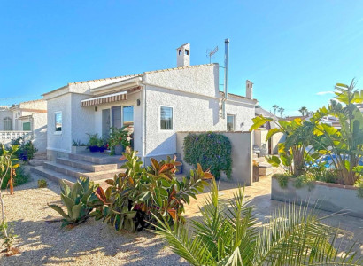 Villa - Återförsäljning - Torrevieja - La Siesta - El Salado -  Torreta