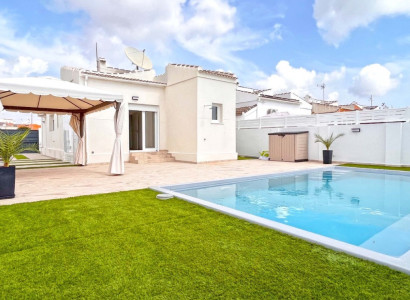 Villa - Återförsäljning - Torrevieja - San Luis