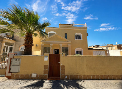 Villa - Återförsäljning - Torrevieja - Torrevieja Centro