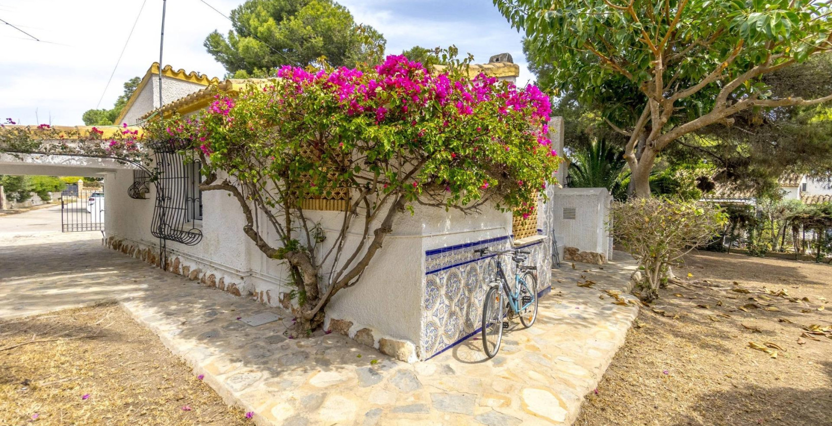 Återförsäljning - Villa - Orihuela Costa - Punta Prima