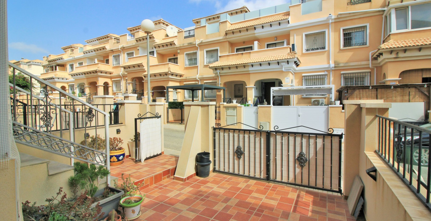 Resale - Townhouse - Villamartin