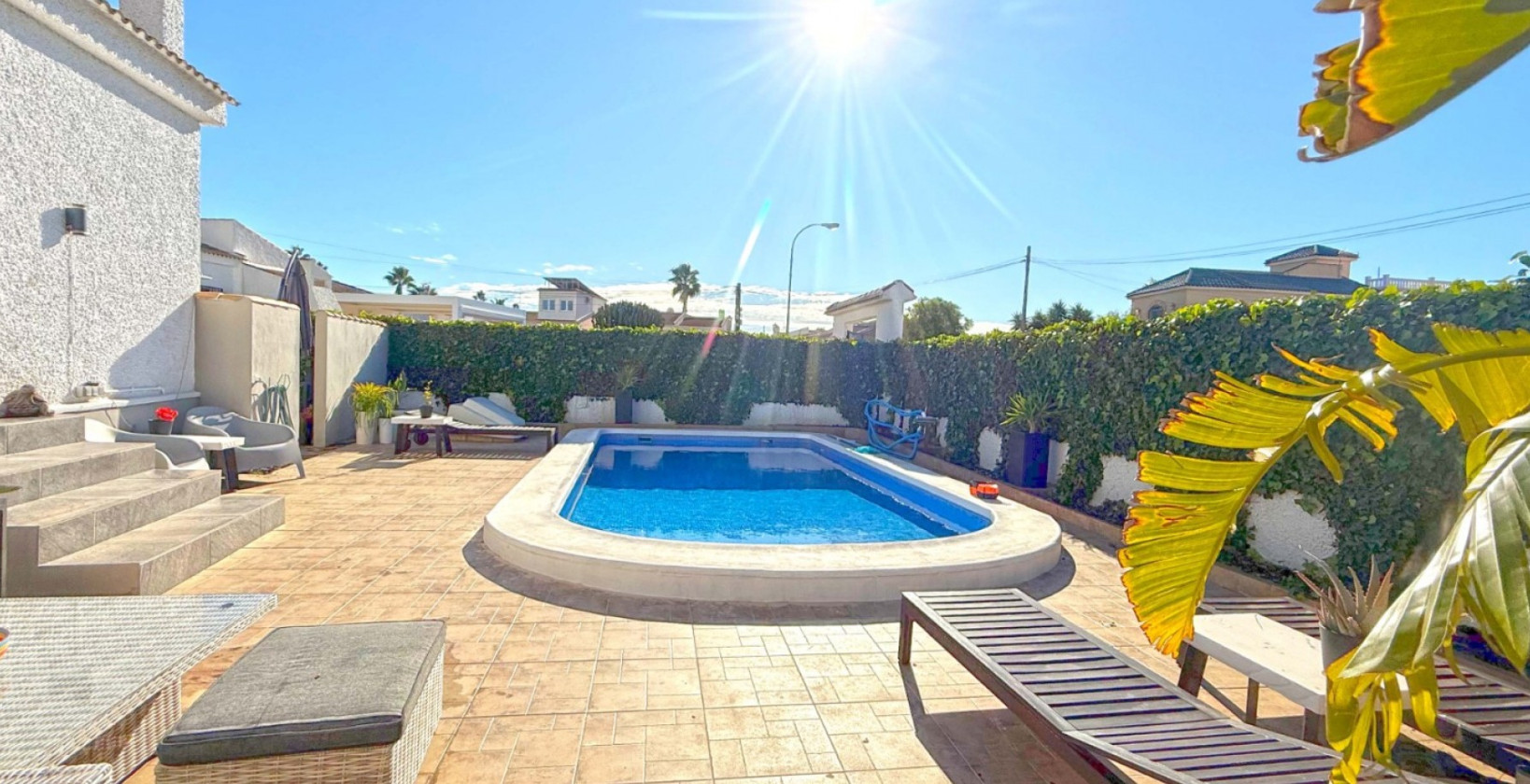 Återförsäljning - Villa - Torrevieja - La Siesta - El Salado -  Torreta