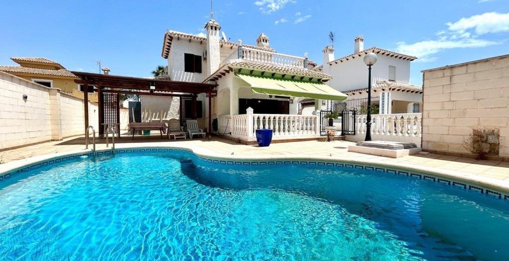 Resale - Villa - Orihuela Costa - La Zenia