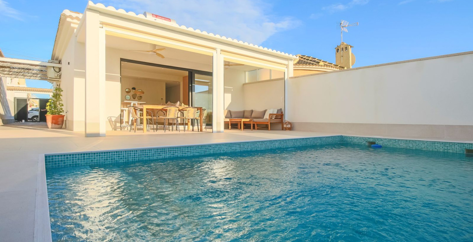 Resale - Villa - Torrevieja