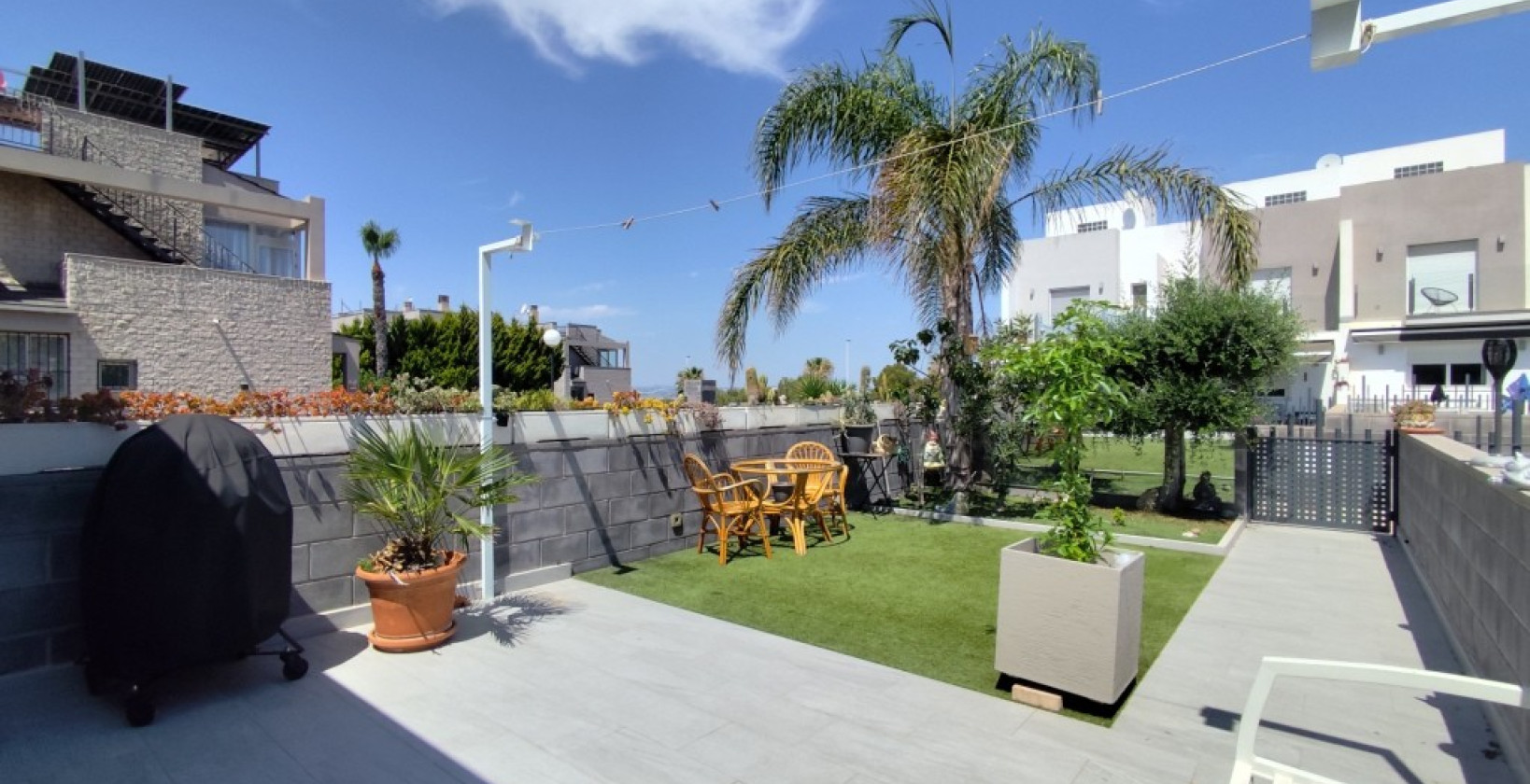 Resale - Corner townhouse - Torrevieja