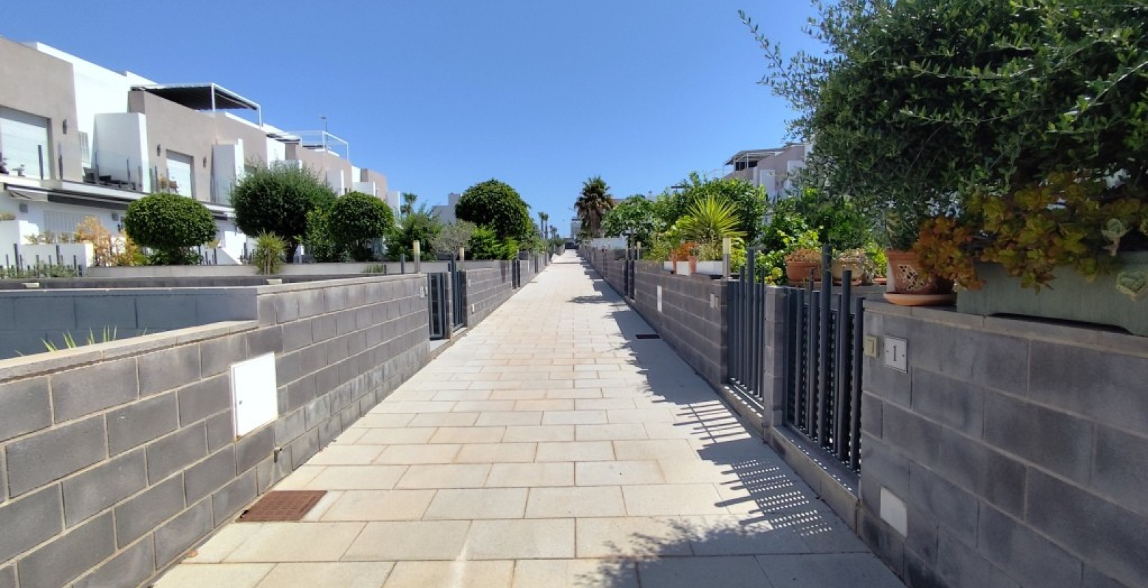 Resale - Corner townhouse - Torrevieja