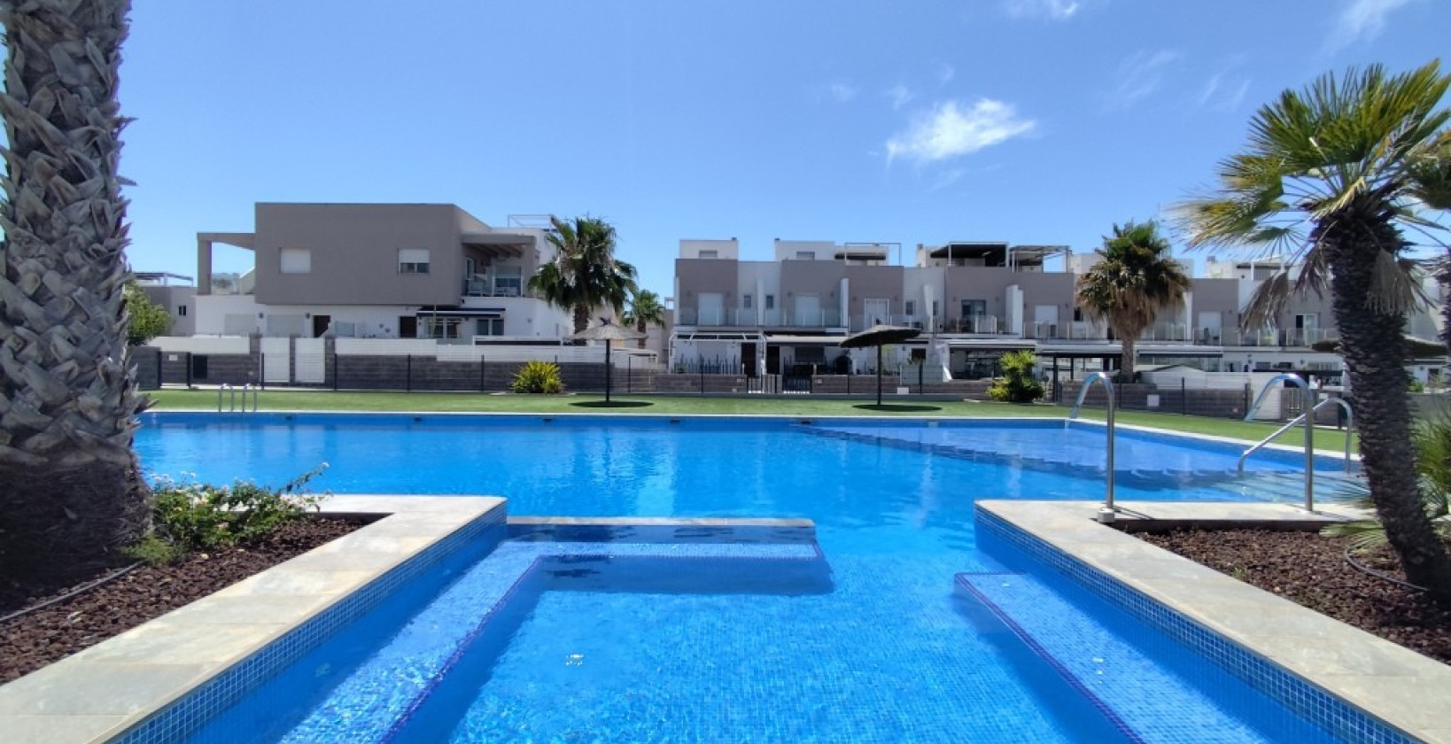 Resale - Corner townhouse - Torrevieja