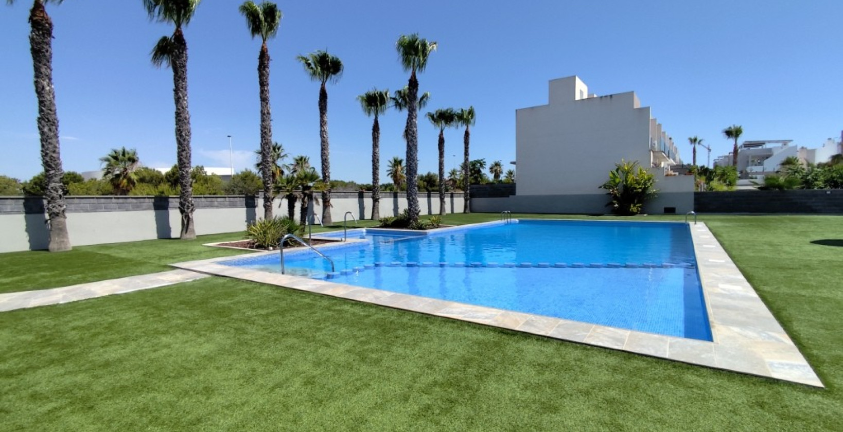 Resale - Corner townhouse - Torrevieja
